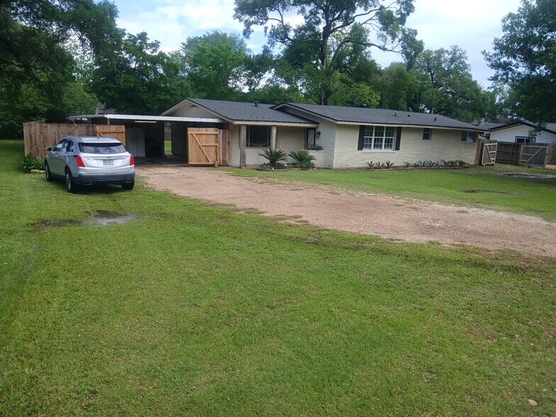 More Photos Of 1506 Avenue D, Katy Office For Sale