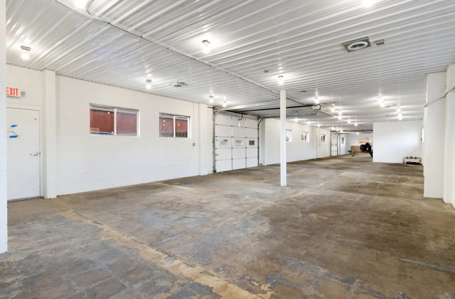 More Photos Of 2627 Williams Dr, Waterford Warehouse For Lease