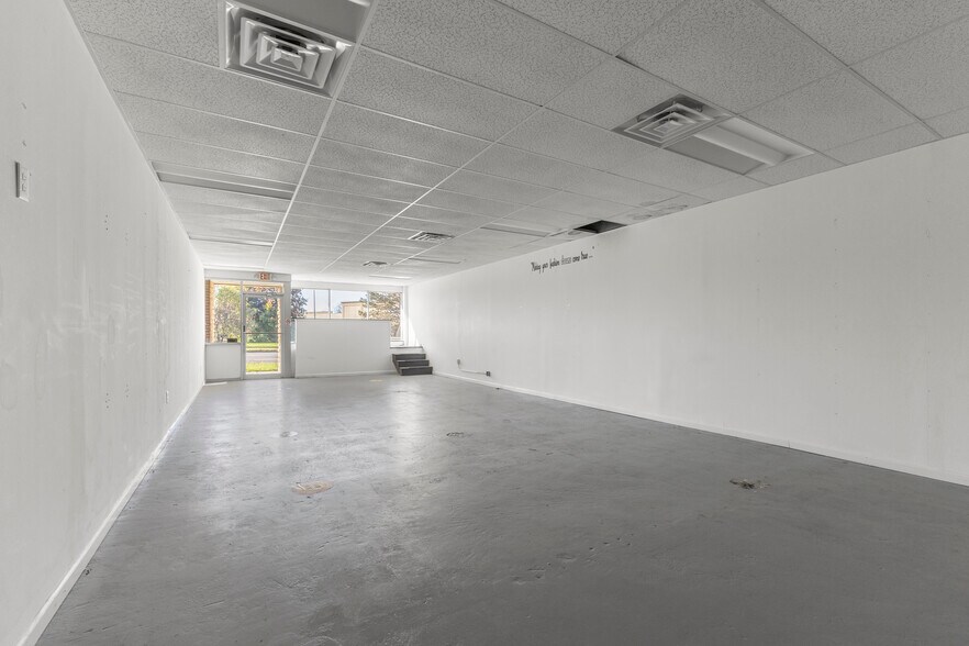 More Photos Of 25420 Grand River ave, Redford Twp Service Station For Lease