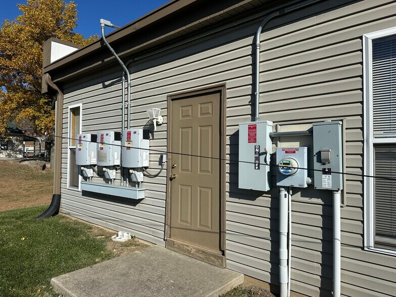 More Photos Of 1105 State St, Mound City Office For Sale