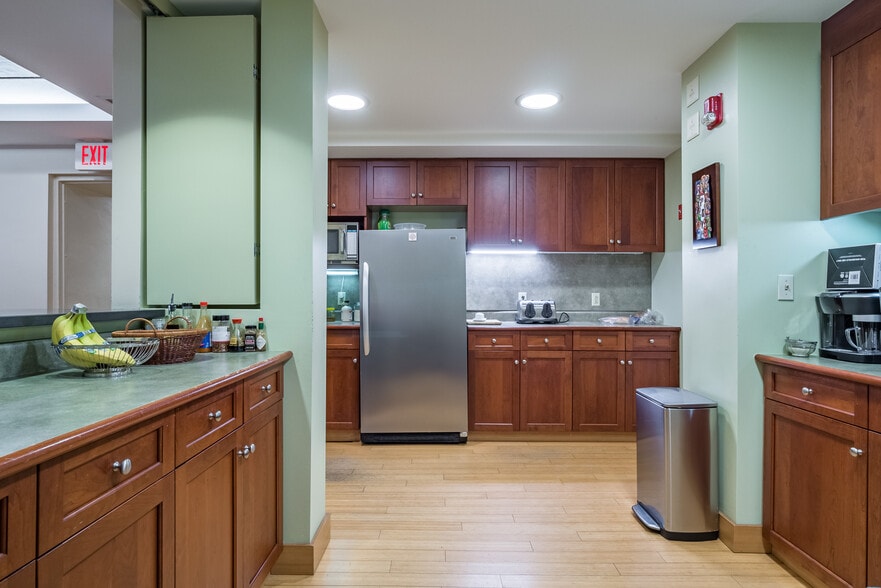 More Photos Of 298-300 Newbury St, Boston Schools For Sale