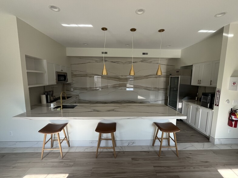 More Photos Of 18450 Mack Ave, Grosse Pointe Freestanding For Lease