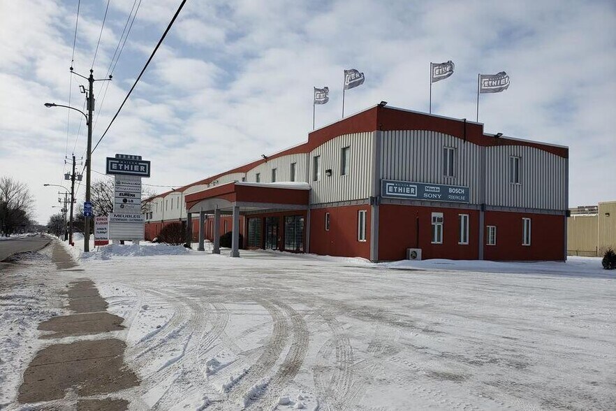 More Photos Of 126 Rue Jacques-Cartier N, St-Jean Storefront For Sale