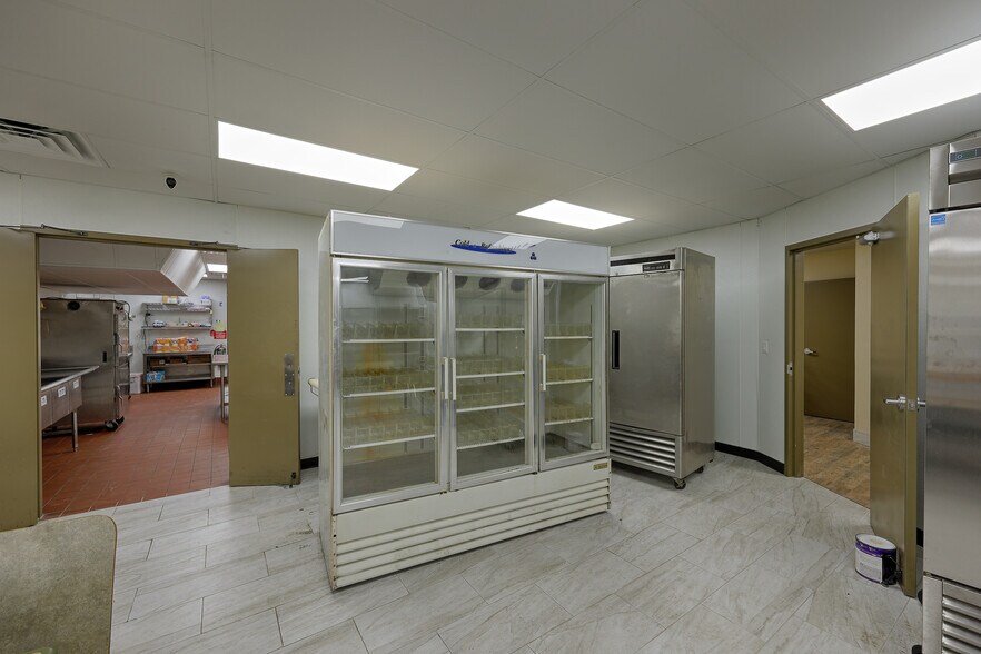 More Photos Of 1112 N Frazier St, Conroe Freestanding For Sale