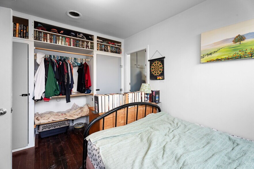 More Photos Of 33017 1st Av, Mission Flex For Sale