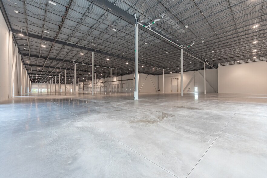 Primary Photo Of 112 E Beaver Creek Rd, Richmond Hill Warehouse For Lease