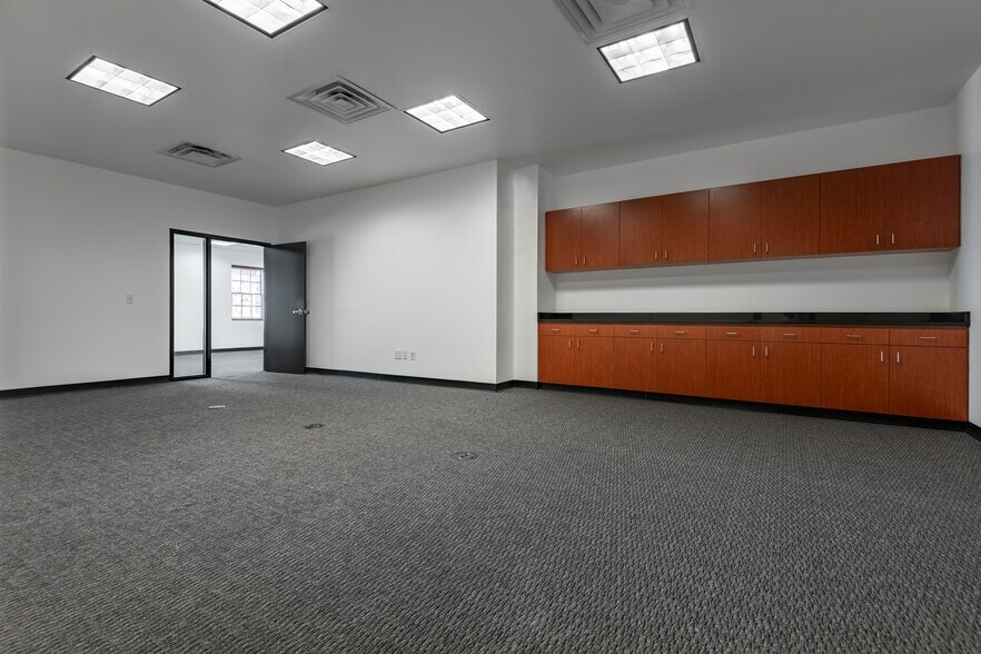 More Photos Of 85 Village Ln, Colleyville Office For Lease