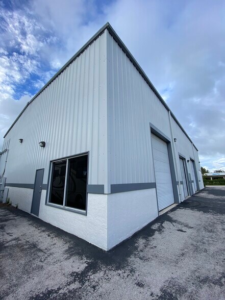 More Photos Of 7465 Commercial Cir, Fort Pierce Warehouse For Lease