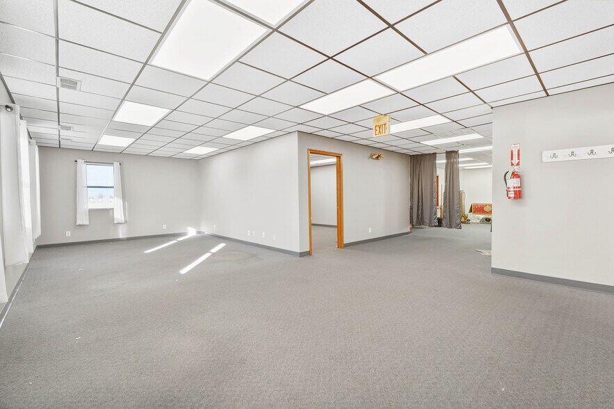More Photos Of 604 Industrial Park Dr, Eldon Office For Sale