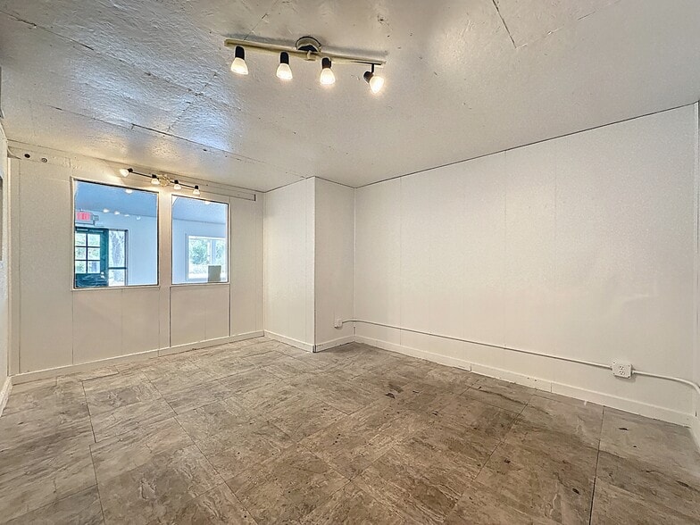 More Photos Of 2017 W Main St, Leesburg Office For Lease