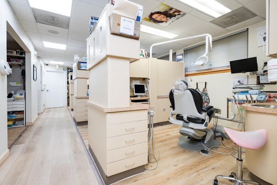 More Photos Of 4400 MacArthur Blvd NW, Washington Office For Sale