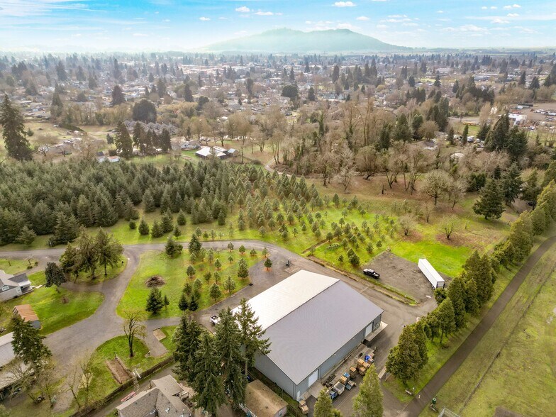 More Photos Of 33000 Tennessee, Lebanon Distribution For Sale