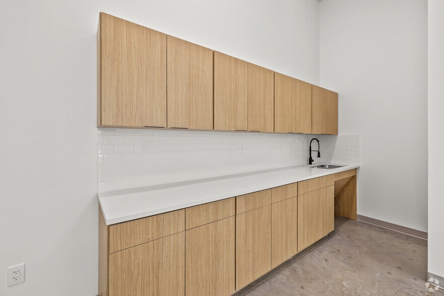 More Photos Of 5749 Parker Henderson Rd, Fort Worth Service For Lease