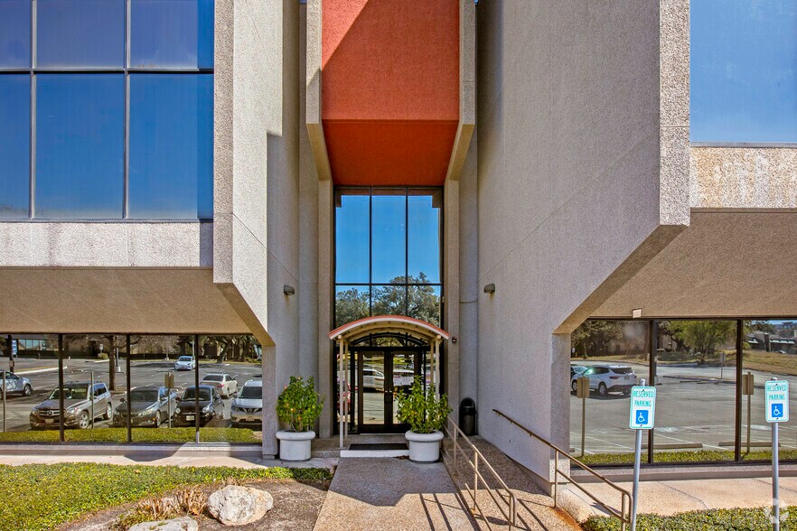 More Photos Of 4204 Gardendale St, San Antonio Office For Sale