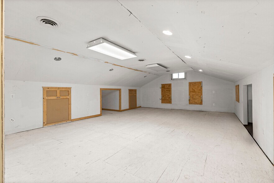 More Photos Of 26905 Plymouth Rd, Redford Township Freestanding For Lease