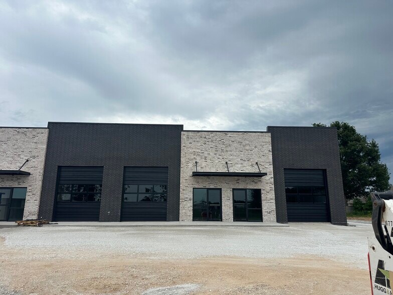 More Photos Of 296 S Barrington Rd, Tontitown Showroom For Lease