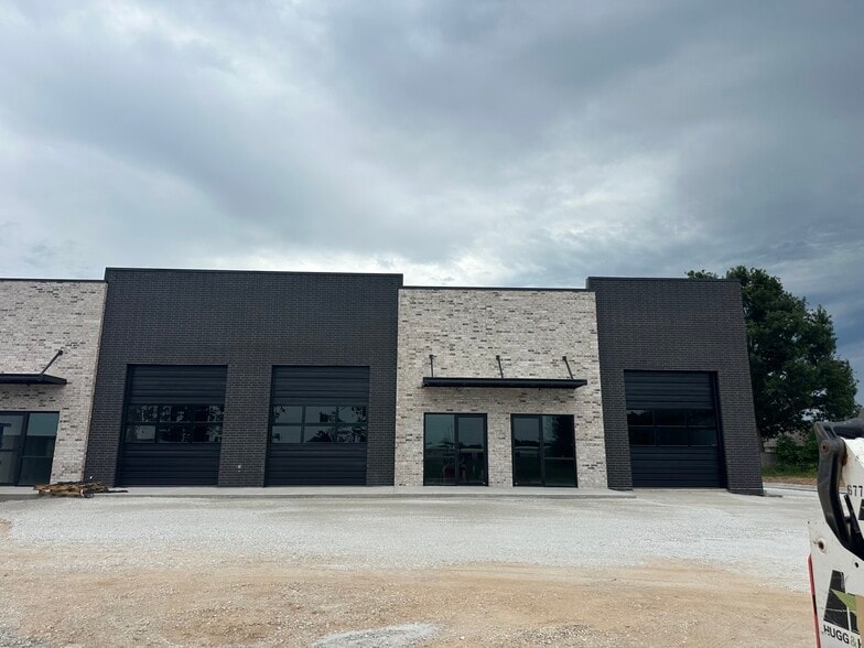 More Photos Of 296 S Barrington Rd, Tontitown Showroom For Lease