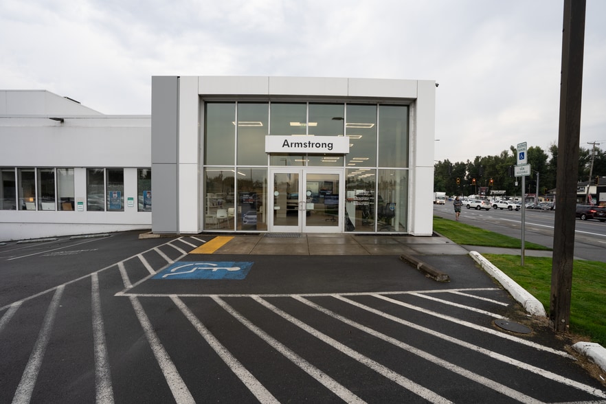 More Photos Of 20000 McLoughlin Blvd, Gladstone Auto Dealership For Sale