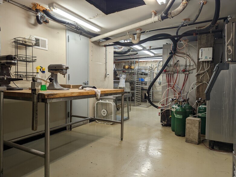 More Photos Of 705-707 S 5th St, Philadelphia Storefront For Lease