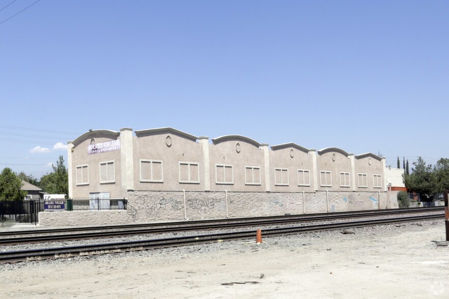 More Photos Of 327 W E St, Colton Warehouse For Lease