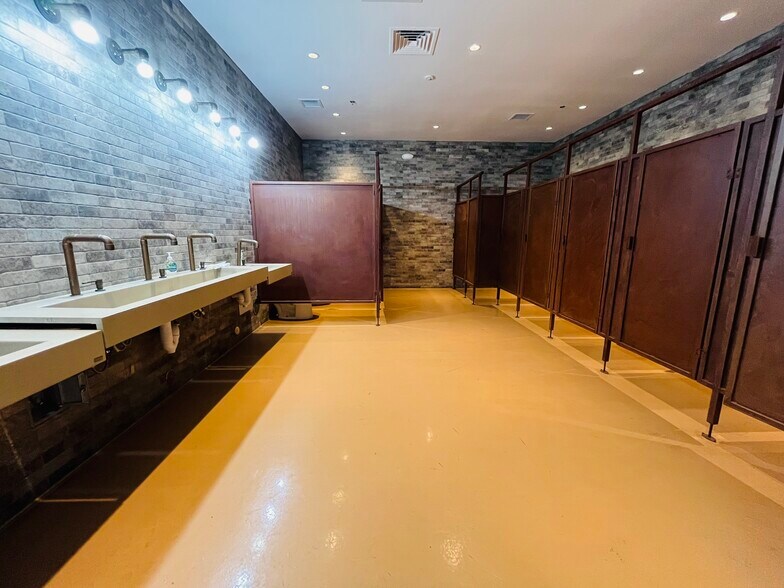 More Photos Of 255 2nd St, Oakland Parking Garage For Lease
