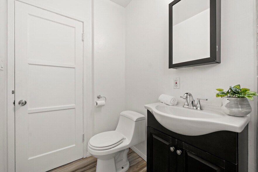 More Photos Of 2117 Stewart St, Santa Monica Apartments For Sale