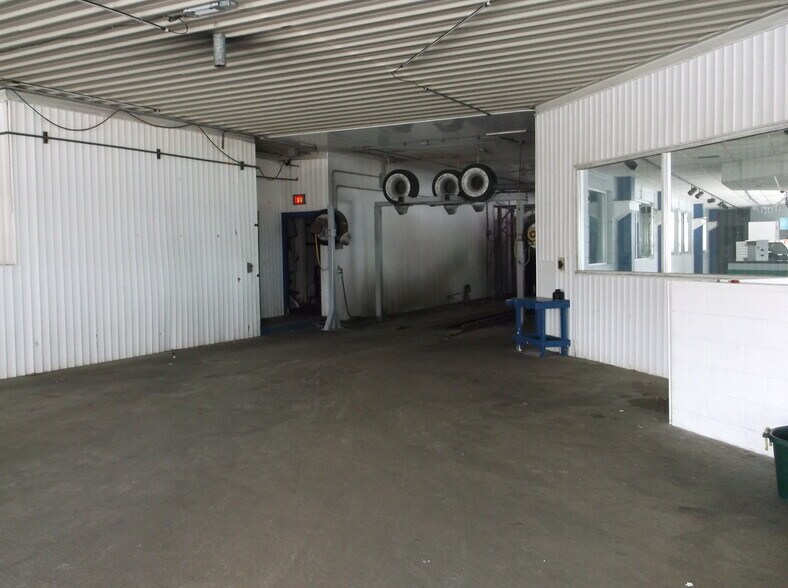More Photos Of 911 Witzel Ave, Oshkosh Carwash For Lease