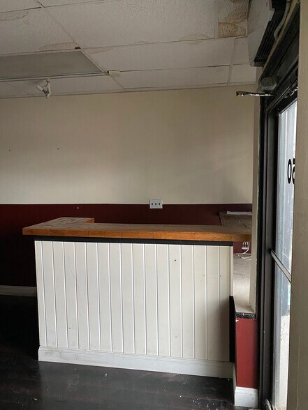 More Photos Of 1042-1052 W Beech St, East Atlantic Beach Storefront Retail Residential For Lease