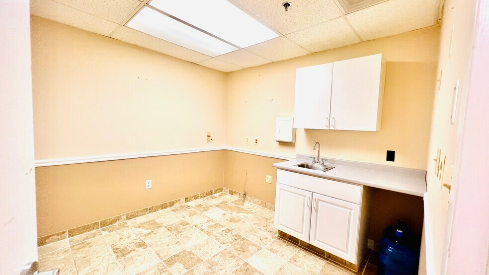 More Photos Of 561 Cranbury Rd, East Brunswick Medical For Sale