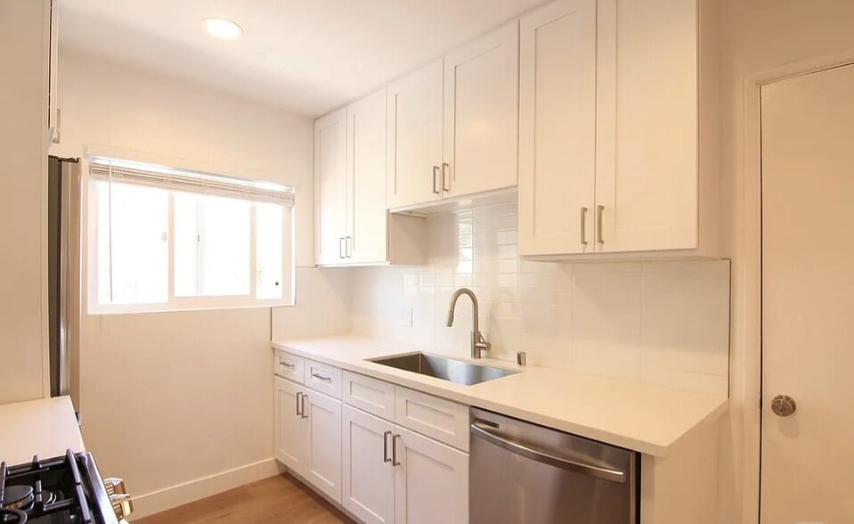 More Photos Of 561 N Sweetzer Ave, Los Angeles Apartments For Sale
