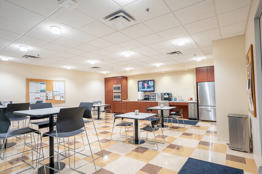 More Photos Of 6221 Riverside Dr, Irving Light Distribution For Lease