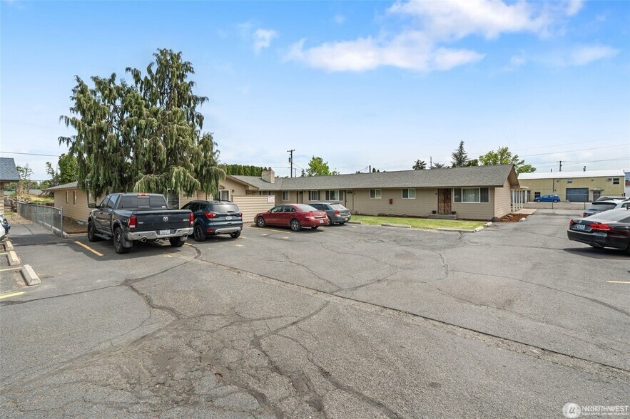 More Photos Of 1011-1015 S 48th Ave, Yakima Apartments For Sale