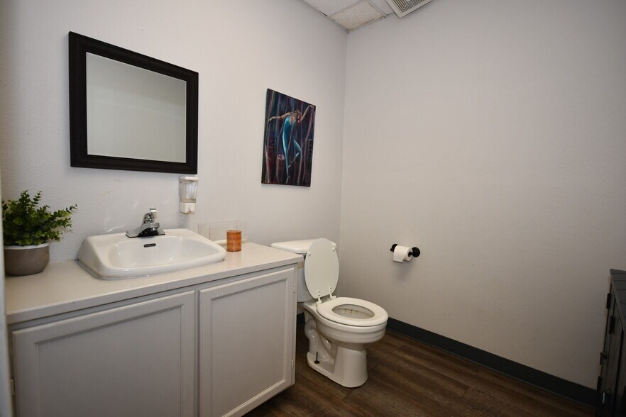 More Photos Of 901 Elm St, McKinney Flex For Sale