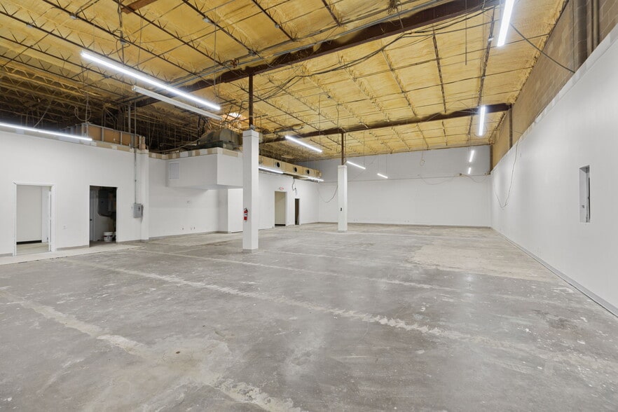 More Photos Of 6301-6335 Ashcroft Dr, Houston Showroom For Sale