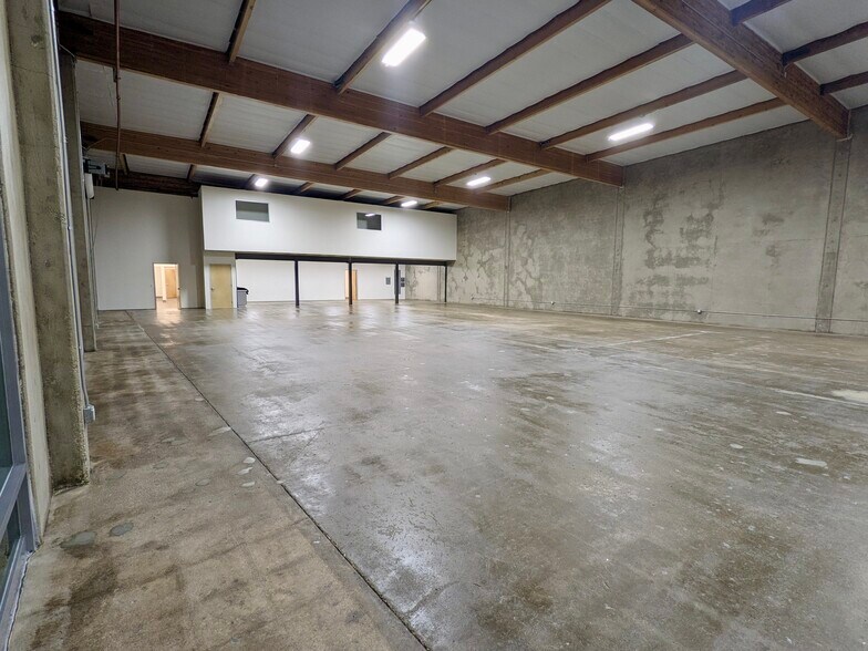 More Photos Of 18320-18330 Oxnard St, Tarzana Warehouse For Lease