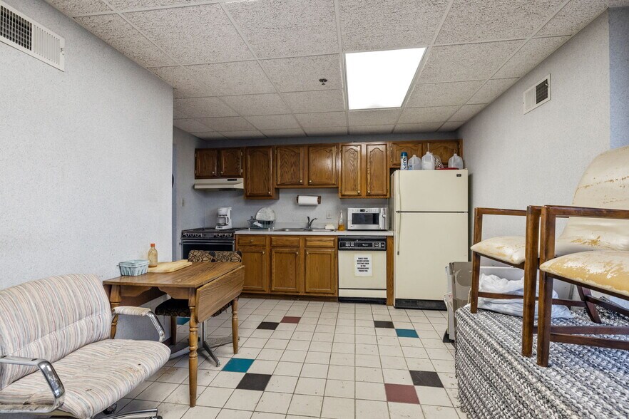 More Photos Of 5601 W 120th St, Alsip Light Distribution For Sale