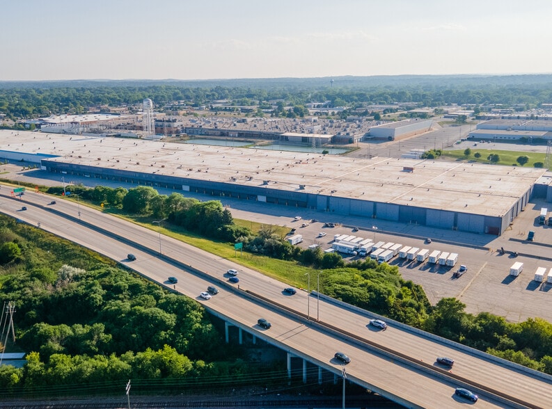 More Photos Of 11800 W Burleigh St, Wauwatosa Distribution For Lease