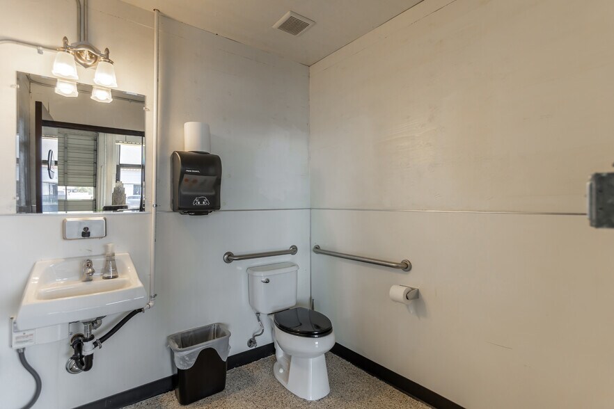 More Photos Of 402 W Chapman Ave, Orange Storefront For Lease
