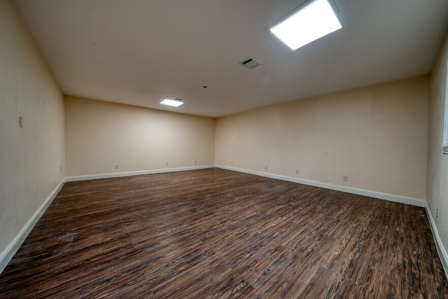 More Photos Of 9206 Thomasville Dr, Houston Warehouse For Sale