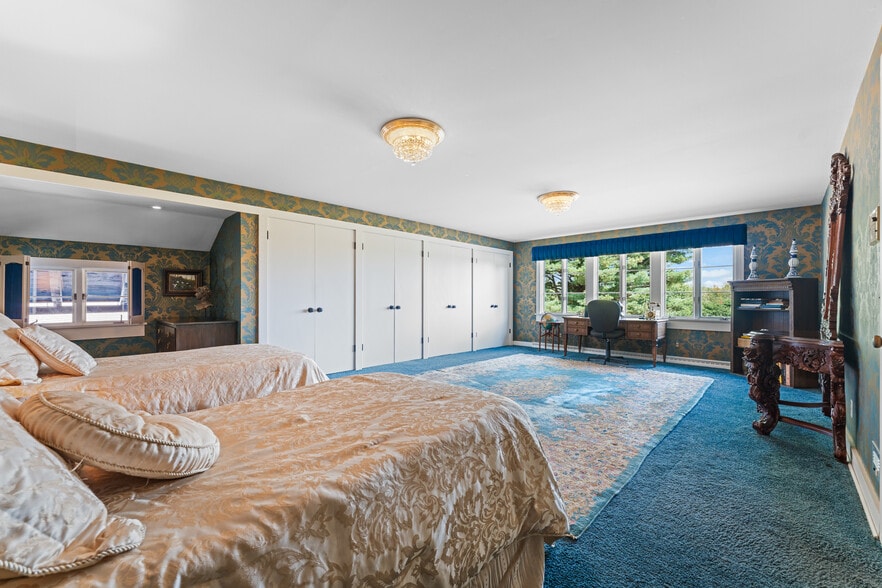 More Photos Of 550 Warner rd, Vienna Specialty For Sale