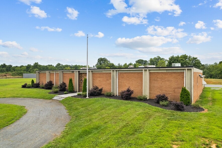 More Photos Of 157 Industrial Dr, King Warehouse For Lease