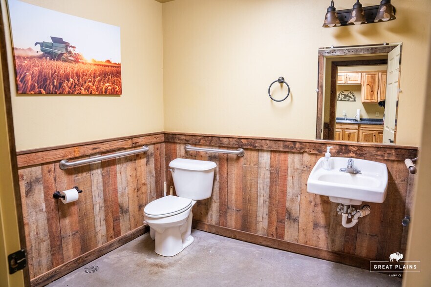 More Photos Of 204 S Broadway Ave, Hinton Storefront Retail Office For Sale