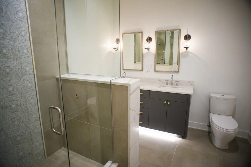 More Photos Of 1104 W Madison St, Chicago Storefront Retail Residential For Sale