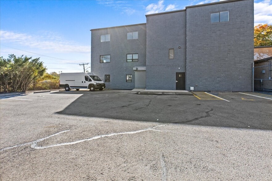 More Photos Of 50 Rockland Rd, Norwalk Warehouse For Lease