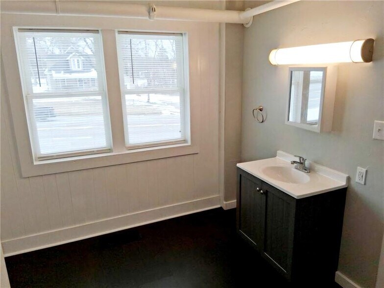 More Photos Of 600 E Mary St, Yates Center Apartments For Sale