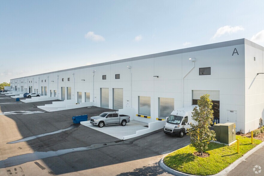 More Photos Of 6920 U.S. 41 hwy, Apollo Beach Warehouse For Lease