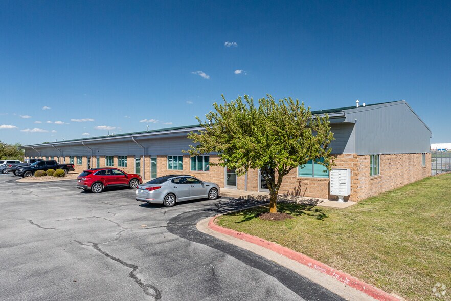 More Photos Of 3101 SW I St, Bentonville Unknown For Lease