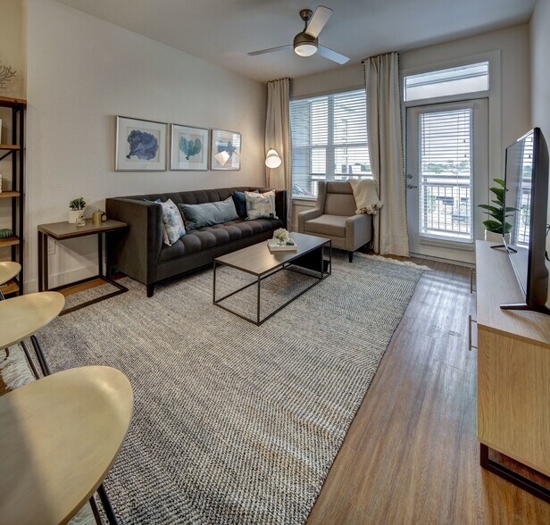 More Photos Of 200 Springtown Way, San Marcos Unknown For Lease