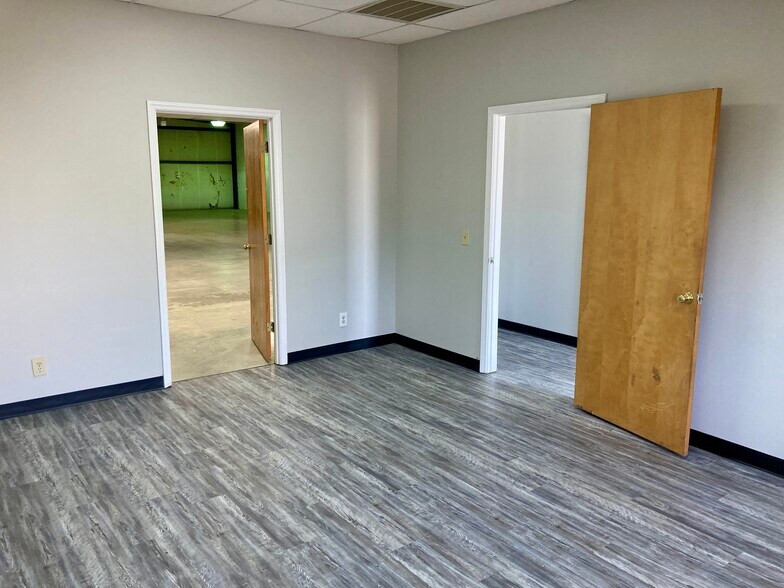 More Photos Of 2611 Phoenix Dr, Greensboro Warehouse For Lease