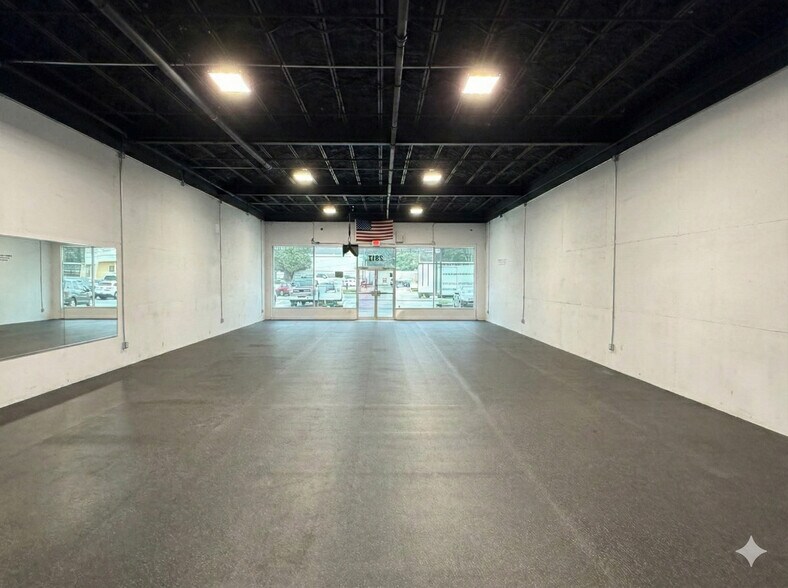 More Photos Of 2907-2917 Franklin Ave, Waco Storefront For Lease